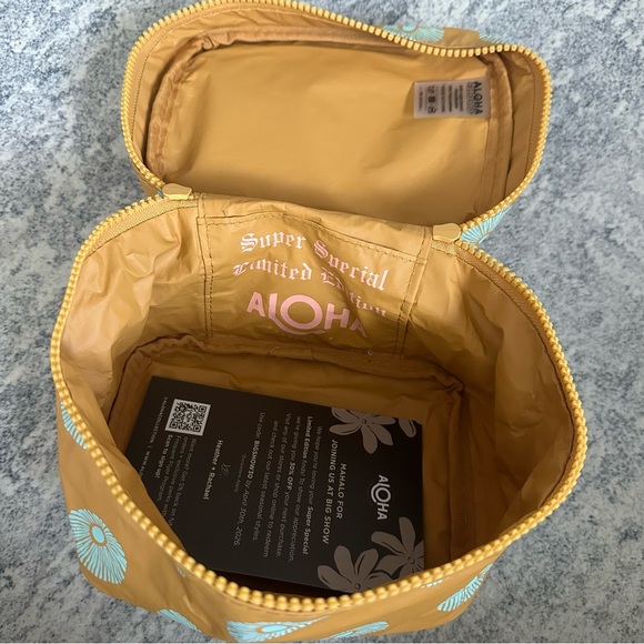 Aloha Collection Cabin Crew - Picture 3 of 3